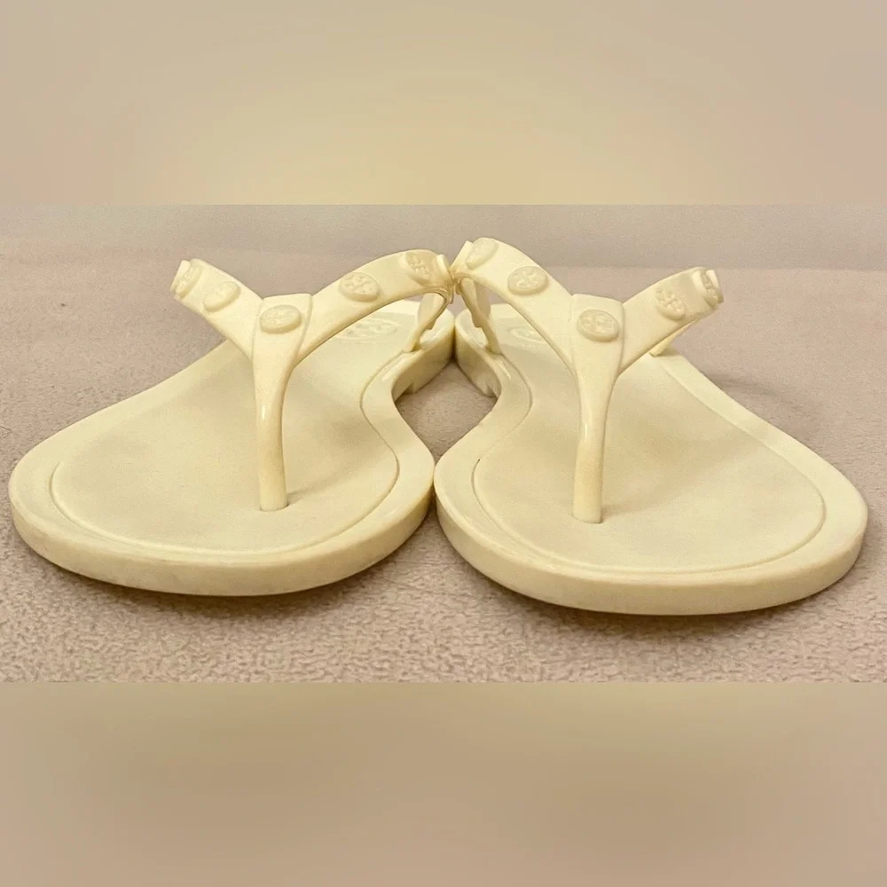 Tory Burch Cream Yellow SZ 6M Quiet Luxury Studded Logo Jelly Thong Flip Flops